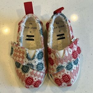 Tom’s toddler shoe - size 5 with fleece lining.